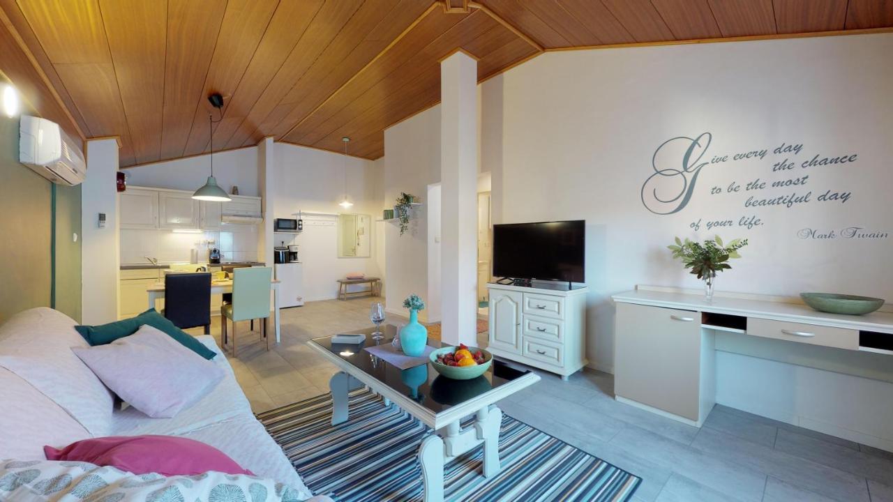 Lara Deluxe Superior 5 Star Apartment, Your Piece Of Heaven By The Sea & Park Apartment *