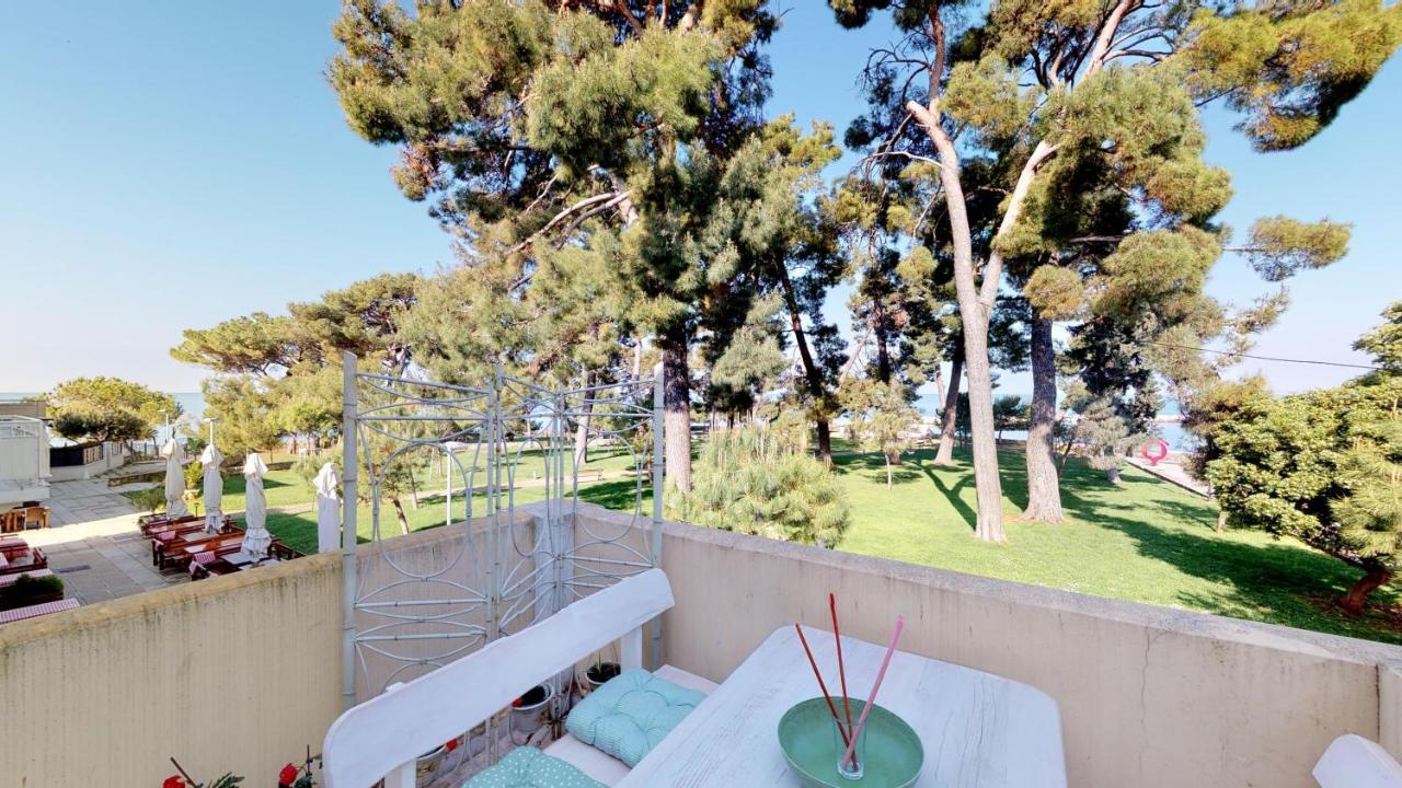 Lara Deluxe Superior 5 Star Apartment, Your Piece Of Heaven By The Sea & Park Apartment