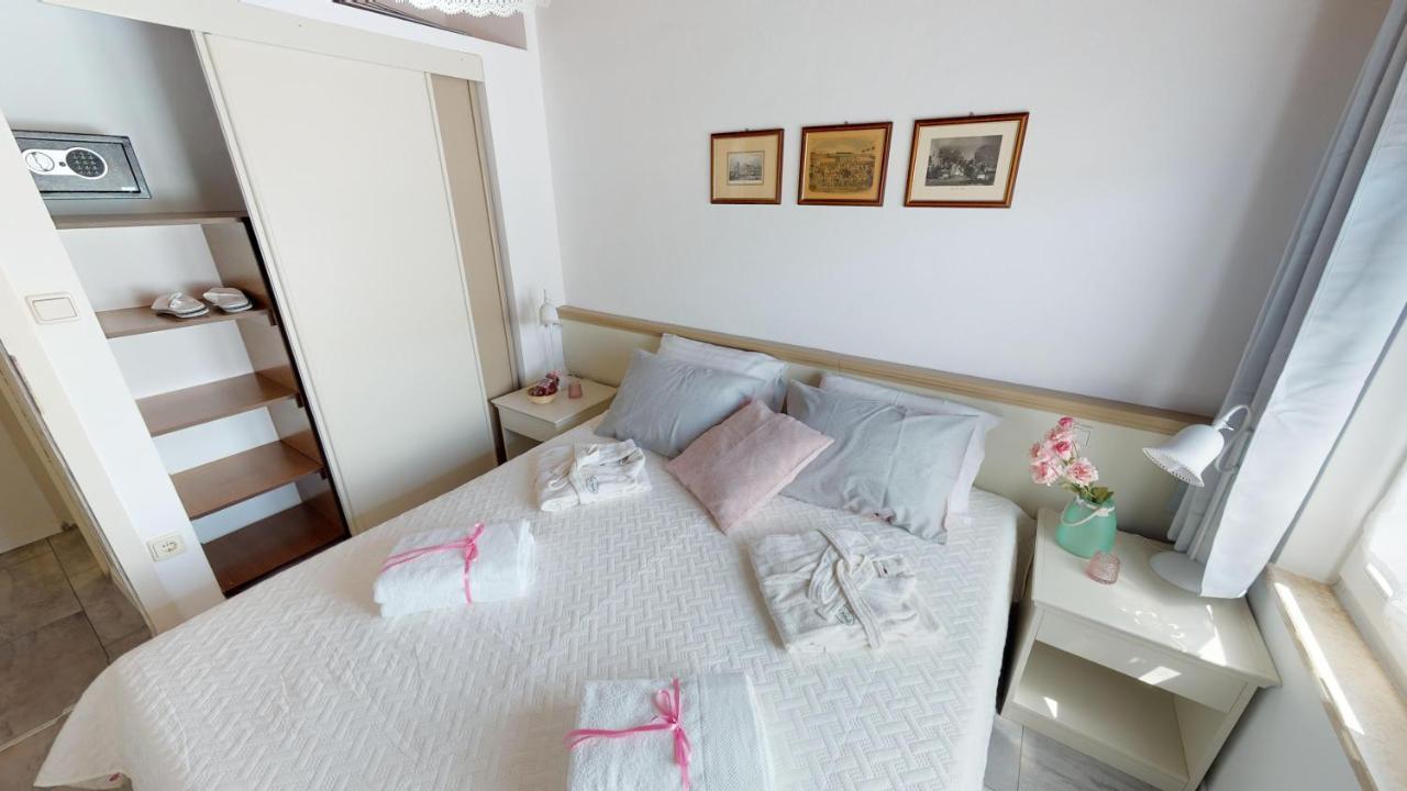 Lara Deluxe Superior 5 Star Apartment, Your Piece Of Heaven By The Sea & Park *