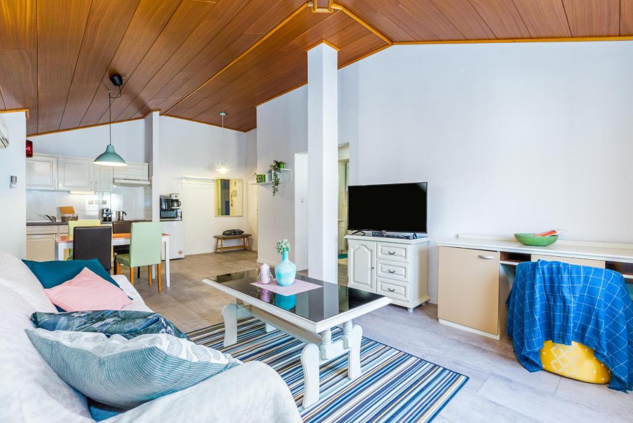 Lara Deluxe Superior 5 Star Apartment, Your Piece Of Heaven By The Sea & Park Apartment