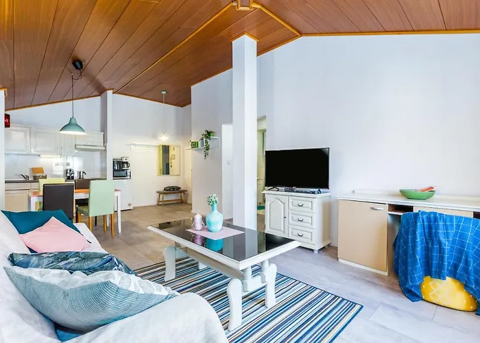 Lara Deluxe Superior 5 Star Apartment, Your Piece Of Heaven By The Sea & Park